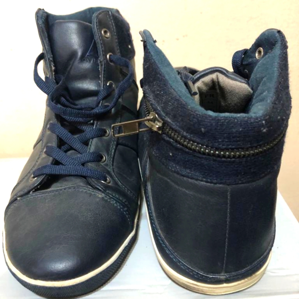 MEN Sneakers Aviator good condition. Navy Blue Open to Offers!!